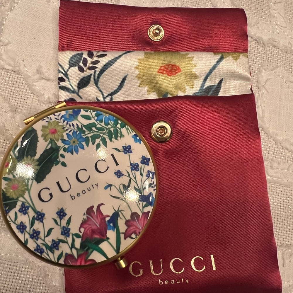 🌹Perfect Mothers Days Gift 🌹
Gucci Red Floral Compact Mirror with Pouch
